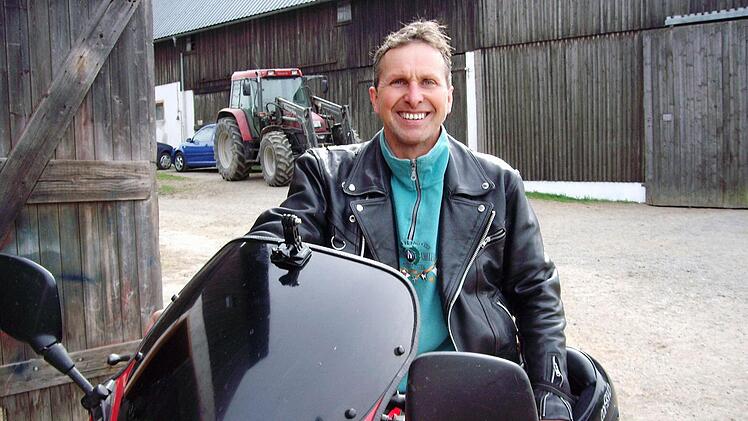 Der selbsternannte "Milchbauer im Kleinformat" Gottfried (54) aus Oberfranken. Foto: RTL / Alle Infos zu "Bauer sucht Frau" im Special bei RTL.de: www.rtl.de/cms/sendungen/bauer-sucht-frau.html