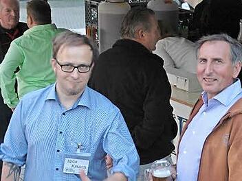Zufrieden: Gewerbevereins-Vorsitzender Wolfgang Denner (rechts). Links im Bild Nico Keusch von den Geonauten, die spannende Suchrallyes rund um Maßbach angeboten hatten. Foto: Daniel Wiener