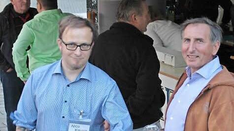 Zufrieden: Gewerbevereins-Vorsitzender Wolfgang Denner (rechts). Links im Bild Nico Keusch von den Geonauten, die spannende Suchrallyes rund um Maßbach angeboten hatten. Foto: Daniel Wiener