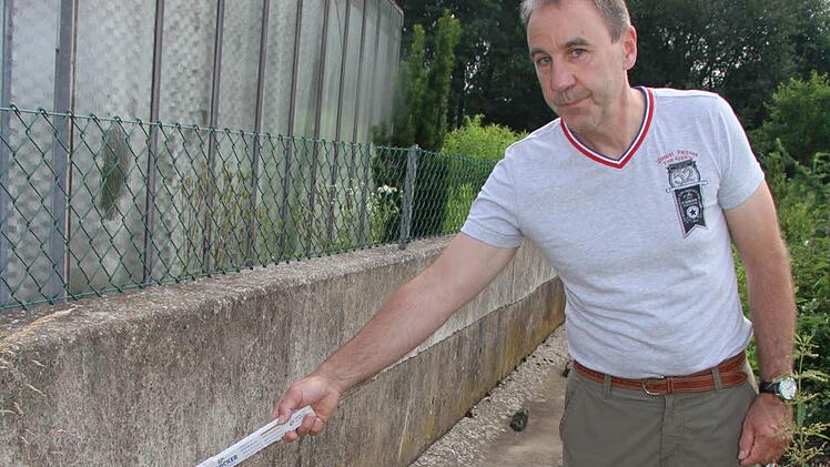 Beim Ortstermin im geplanten Neubaugebiet Steigengasse werden die Probleme angesprochen. Foto: Sonny Adam