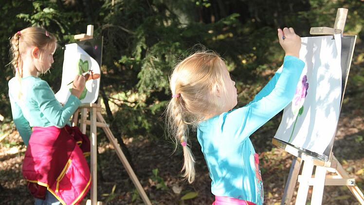 Malen gehört zu den Dingen, die auch in der Waldgruppe angeboten werden.