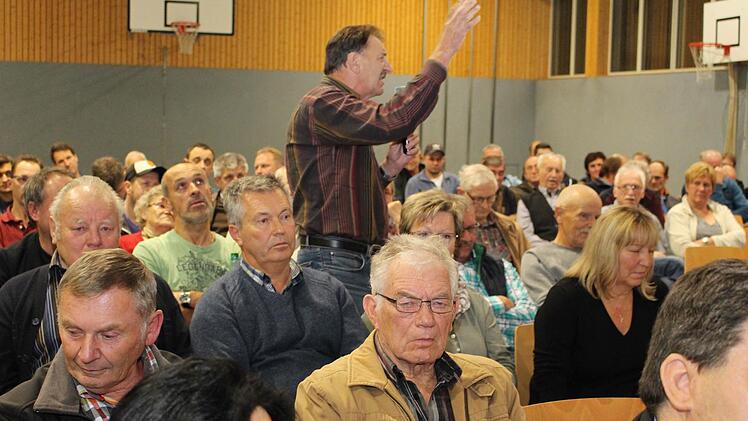 Willi Staudigel (stehend) erhofft sich von der neuen Straßenführung eine wesentlich bessere Verkehrssituation. Foto: Evi Seeger