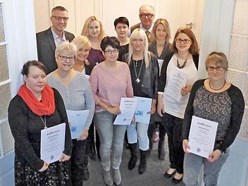 Thomas Linse (hinten rechts) hat langjährige Mitarbeiter der Kanzlei Linse geehrt. Im Bild: (vorne von links) Tamara Schelhorn, Ute Kupfer, Anette Acker, Simone Bauer, Carmen Anzi-Dorant, Diana Köpenick, Kerstin Rüdenburg, Anke Hauptmann sowie (hinten von links) Klaus-Christof Ehrlicher, Andrea Krause und Claudia Radschuwai.  Foto: privat