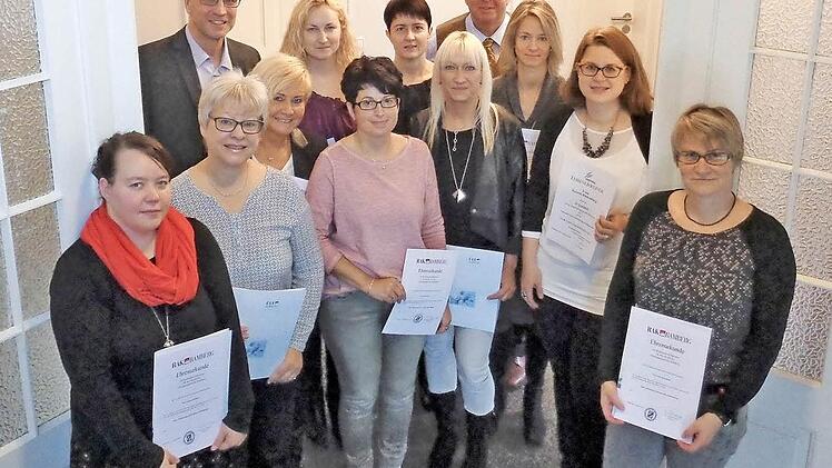 Thomas Linse (hinten rechts) hat langjährige Mitarbeiter der Kanzlei Linse geehrt. Im Bild: (vorne von links) Tamara Schelhorn, Ute Kupfer, Anette Acker, Simone Bauer, Carmen Anzi-Dorant, Diana Köpenick, Kerstin Rüdenburg, Anke Hauptmann sowie (hinten von links) Klaus-Christof Ehrlicher, Andrea Krause und Claudia Radschuwai.  Foto: privat