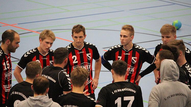 Bad Brückenaus Herren müssen sich eine Time-Out-Ansprache ihres Trainers Oliver Hilbert-Probeck anhören.  Foto: Sebastian Schmitt