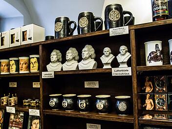 Büsten und Becher in reichhaltiger Auswahl: Luther-Devotionalien im Museumsshop. Fotos: Jochen Berger