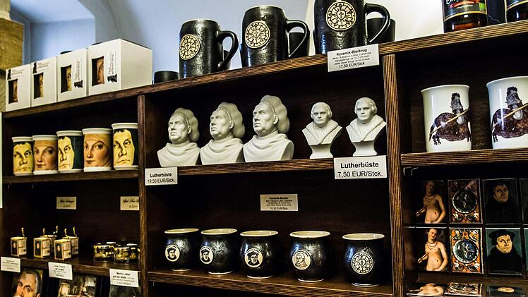 Büsten und Becher in reichhaltiger Auswahl: Luther-Devotionalien im Museumsshop. Fotos: Jochen Berger