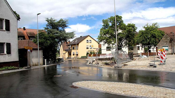 Abzweigung nach Röhrach und der noch nicht angelegte Teil des Dorfplatzes