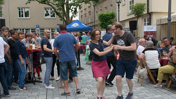 Viele Besucher schwangen begeistert das Tanzbein zu der tollen Musik von "Rickbop & The Hurricanes".