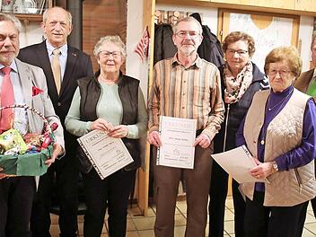 Ehrungen bei der Siedlergemeinschaft Seßlach (von links): Reinhold Ihra, Erwin Gradl, Maria Trinkerl, Dietmar Kanzog, Anna Berwind-Wöhner, Christa Heinl, Hans-Jürgen Amend  Fotos: Bettina Knauth