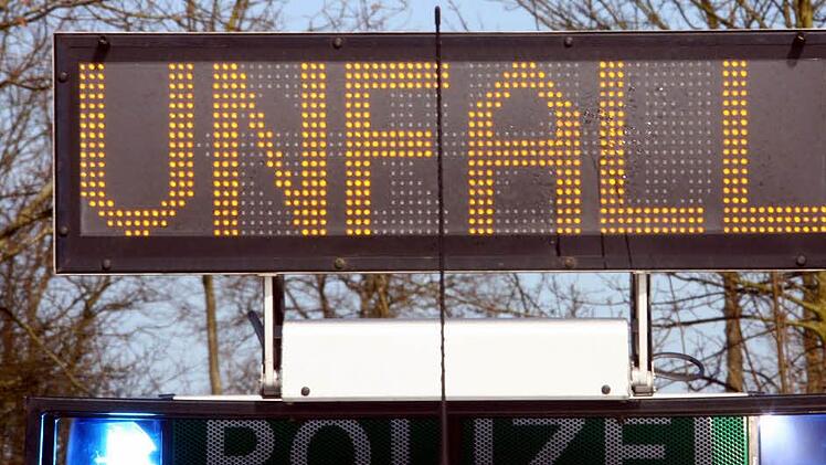 Ein Auto hat sich in Rentweinsdorf überschlagen und hat sich einmal komplett um die eigene Achse gedreht in der Luft. Die Fahrerin hatte Glück im Unglück. Foto: Carsten Rehder dpa/lno