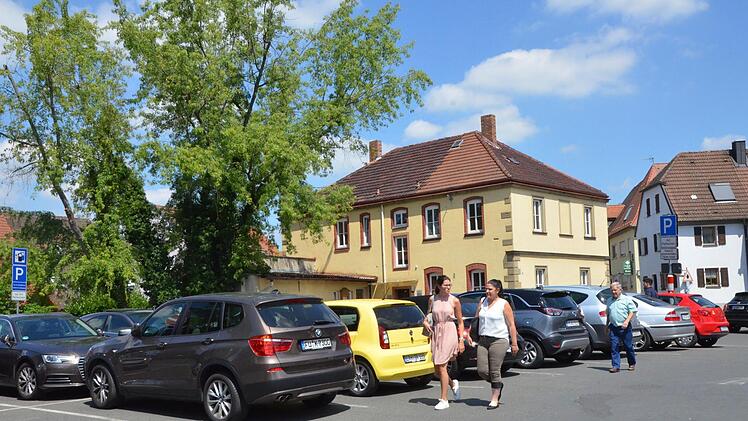 Das so genannte Konsumgebäude (rechts) am Hubmann-Parkplatz wird vorerst nicht abgerissen.