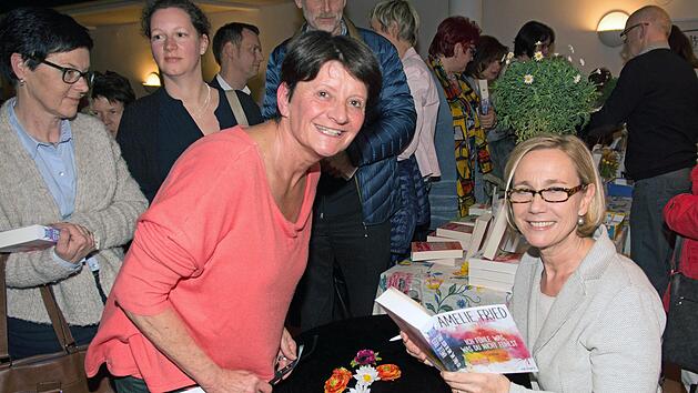 Schon das erste Ha&szlig;furter Literaturfestival erfreute sich gr&ouml;&szlig;ter Beliebtheit. Dabei signierten die Autoren auch  gerne ihre B&uuml;cher. Im Bild sind die Autorin Amelie Fried (rechts) und Gabi Finster aus Uchenhofen (vorne, links) zu sehen.Ulrike Langer