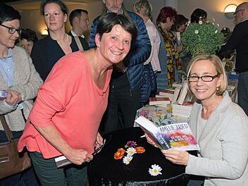 Schon das erste Haßfurter Literaturfestival erfreute sich größter Beliebtheit. Dabei signierten die Autoren auch  gerne ihre Bücher. Im Bild sind die Autorin Amelie Fried (rechts) und Gabi Finster aus Uchenhofen (vorne, links) zu sehen.Ulrike Langer