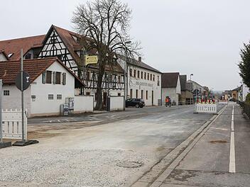 Die Baumaßnahmen an der Vierether Ortsdurchfahrt haben diese Woche begonnen und dauern bis Dezember. In der Zeit bleiben alle Geschäfte und die Gastwirtschaft erreichbar. Foto: Barbara Herbst
