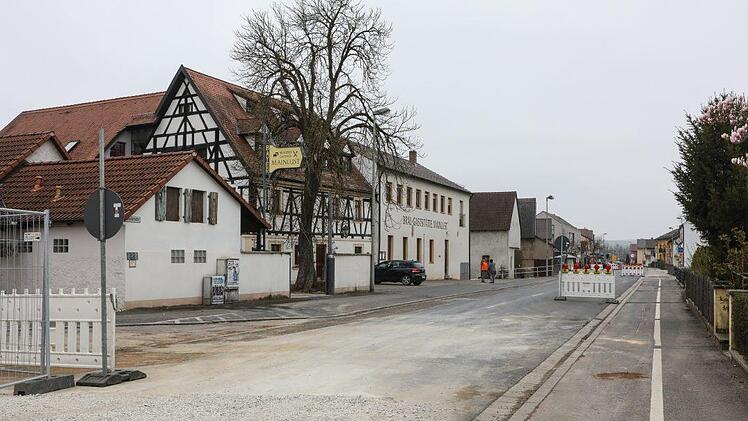Die Baumaßnahmen an der Vierether Ortsdurchfahrt haben diese Woche begonnen und dauern bis Dezember. In der Zeit bleiben alle Geschäfte und die Gastwirtschaft erreichbar. Foto: Barbara Herbst