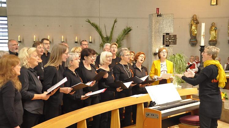 Aus seiner früheren Wirkungsstätte Bergrheinfeld brachte der Chor "Chorissimo" ein Abschiedsständchen. Foto: Peter Klopf