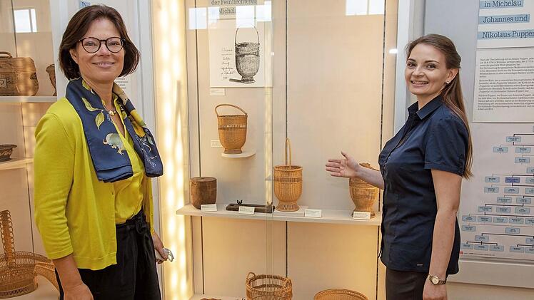 Mit dem Projekt "Museum und Tourismus" wollen die Bayerischen Museen verstärkt Besucher auf sich aufmerksam machen. Für diese Idee stehen in unserer Region Helga Metzel (links), sie koordiniert in unserer Region das Projekt, und die Museumsleiterin des Deutschen Korbmuseums in Michelau, Ariane Schmiedmann.  Foto: Klaus Gagel