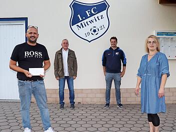 Bei der Spendenübergabe (von links): Jürgen Heidenbluth (Erster Vorsitzender 1. FC Mitwitz), Hans Müller (Kassier Skiclub Mitwitz), Tobias Martin (Zweiter Vorsitzender 1. FC Mitwitz) und Eva von der Wehd (Erste Vorsitzende Skiclub Mitwitz)