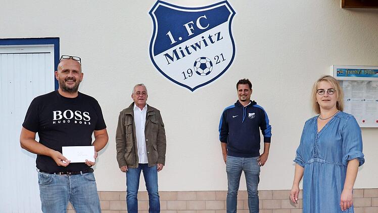 Bei der Spendenübergabe (von links): Jürgen Heidenbluth (Erster Vorsitzender 1. FC Mitwitz), Hans Müller (Kassier Skiclub Mitwitz), Tobias Martin (Zweiter Vorsitzender 1. FC Mitwitz) und Eva von der Wehd (Erste Vorsitzende Skiclub Mitwitz)