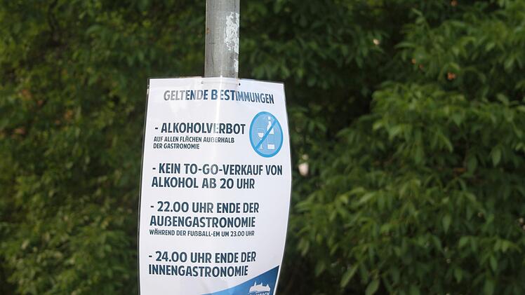 Die Hinweisschilder sind mehr als deutlich. Wegen der Ausschreitungen hat die Stadt strenge Anordnungen erlassen und weist noch einmal auf Alkoholverbot auf allen Flächen außerhalb der Gastronomie hin.   Foto: Sonny Adam