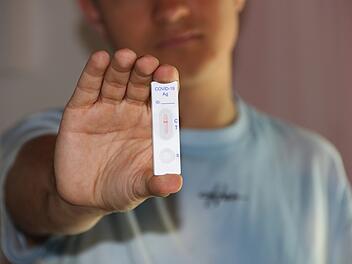 Die Corona-Infektionszahlen sorgen f&uuml;r eine rasant wachsende Nachfrage nach Selbsttests f&uuml;r zu Hause. Unser Autor ist an Corona erkrankt - und h&auml;lt sie Selbsttests jetzt nicht nur f&uuml;r nutzlos, sondern f&uuml;r gef&auml;hrlich.