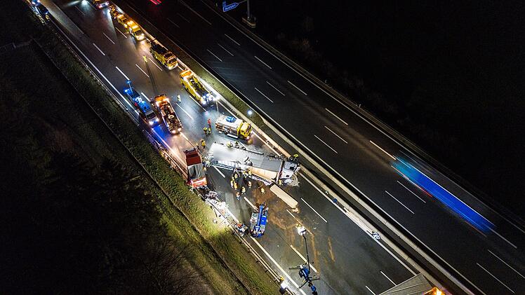 "Sowas haben wir nicht alle Tage": Spektakulärer Unfall auf der A9 - Sattelzug kracht in Warnleitanhänger der Feuerwehr und kippt um