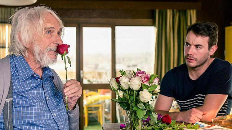 Pierre (Pierre Richard, links) nimmt über Online-Datingportale Kontakt mit jungen Damen auf - unter Namen und Konterfei seines Computerlehrers Alex (Yaniss Lespert).