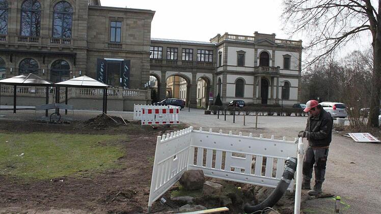 Die Verlegung neuer Stromleitungen im Luitpoldpark zieht sich aufgrund des Frostes noch etwas hin.