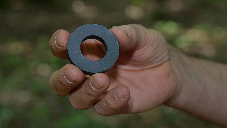 Rund 1700 solcher Magnete wurden für die Inventur vergraben.