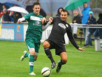 Trifft er wieder gegen Veitsbronn? Der Neudrossenfelder Kevin Diwersi (links/im Zweikampf mit Daniel Grüner vom TSV Kirchenlaibach) erzielte im Hinspiel (1:1) die 1:0-Führung der Gäste. Foto: Monika Limmer