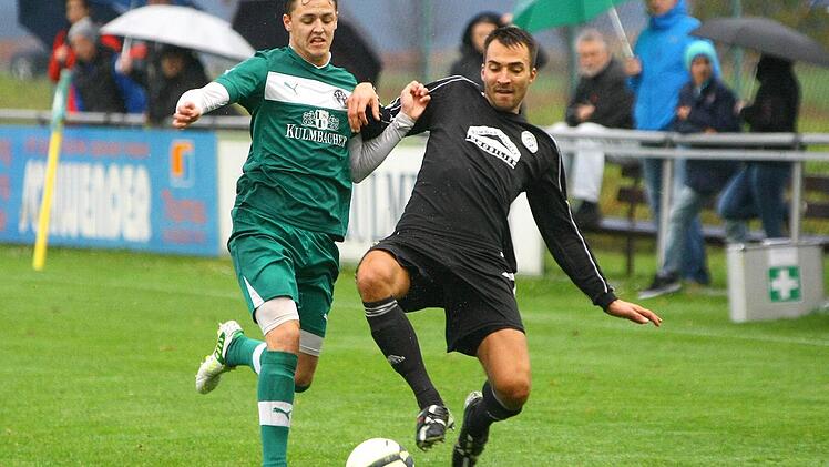 Trifft er wieder gegen Veitsbronn? Der Neudrossenfelder Kevin Diwersi (links/im Zweikampf mit Daniel Grüner vom TSV Kirchenlaibach) erzielte im Hinspiel (1:1) die 1:0-Führung der Gäste. Foto: Monika Limmer