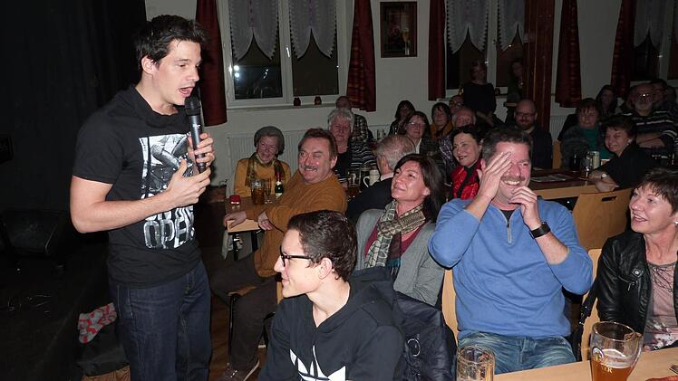 Alain Frei im Gespräch mit den Besuchern Foto: Werner Reißaus