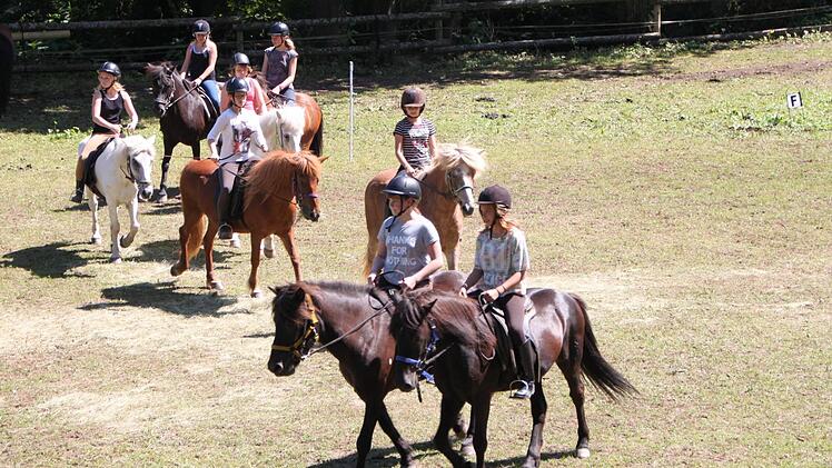 Die Mädels trainieren fleißig für ihren Auftritt. Foto: Sebastian Vogt