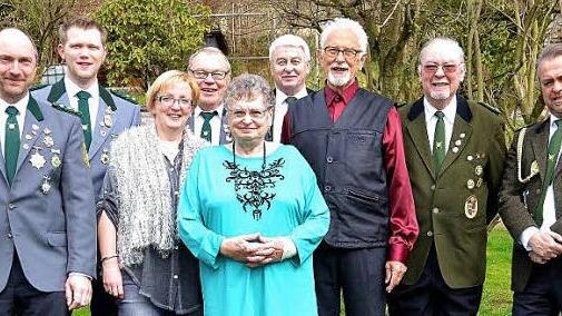 Schützen unter sich (von links): Thomas Hahn (Erster Schützenmeister des TSV), Michael Kolb (Zweiter Schützenmeister TSV), Christine und Manfred Gottlieb (Schützen TSV), Ruth Wichmann, Reinhold Täffner (SG Wirsberg), Siegward Wichmann, Dietmar Burghofer (SG Wirsberg), Roland Burghofer (Vorstand SG Wirsberg). Foto: Dieter Hübner