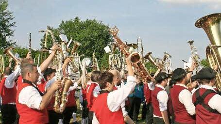 Musikantengruß: Alle Musiker reckten ihre Instrumente in den weiß-blauen Himmel. Foto: Werner Vogel
