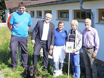 Tierheimleiterin Susanne Hanft, Kassenwart Reiner Meserth, amtierender Lions-Präsident Michael Rosenberger, Malermeister Eugen Malsam, Tierschutzverein-Vorsitzender Klaus Barnickel sowie Gerhard Steidl (Leiter Haus Fischbachtal/von links) freuen sich über die gelungenen Arbeiten am Tierheim.  Foto: Heike Schülein