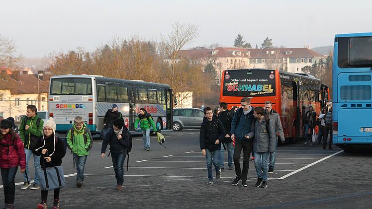 Großer Ansturm am Morgen: Aus allen Himmelsrichtungen bringen Busse die Schüler zum Eberner Schulzentrum. Foto: Jule Müller