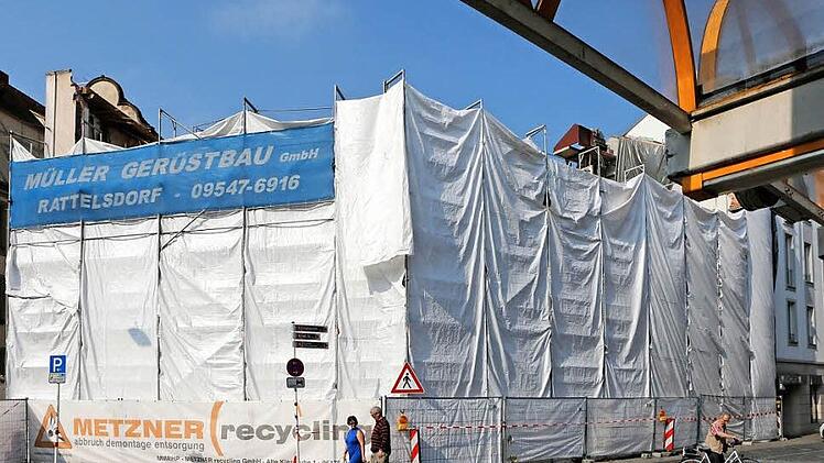 Das Dach ist schon weg: Am ehemaligen Metzner-da-am-Eck-da-Haus beim ZOB hat der Abbruch begonnen. Foto: Matthias Hoch