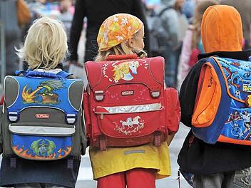 Am kommenden Dienstag beginnt wieder die Schule. Der leichte Anstieg der Schülerzahlen im Landkreis ist auf die etwa 150 Kinder von Flüchtlingen und Asylbewerbern zurückzuführen. Foto: Symbolbild Patrick Seeger/dpa