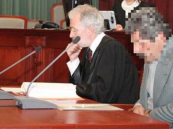 Zweiter Prozess: Der Messerstecher von Bad Berneck steht seit gestern erneut vor Gericht; links sein Verteidiger Jürgen Koch. Foto: Stephan Tiroch