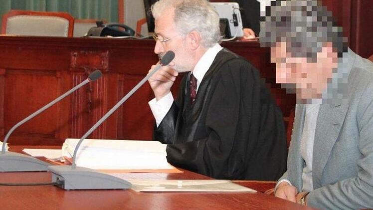 Zweiter Prozess: Der Messerstecher von Bad Berneck steht seit gestern erneut vor Gericht; links sein Verteidiger Jürgen Koch. Foto: Stephan Tiroch