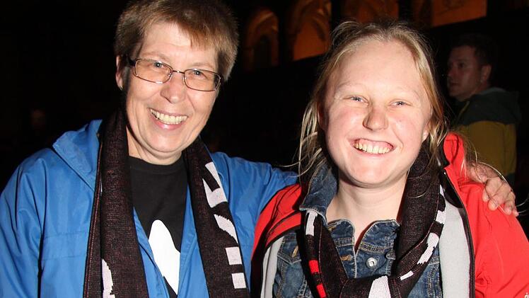 Inge Zschaler und Luisa Pleßke sind extra aus München angereist, um ihrer Lieblingsband nahe zu sein. Foto: Sonny Adam