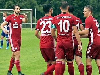 Lukas Mosert (Zweiter von rechts) wird immer wichtiger für den FC Coburg. Der Suhler in Diensten der "Vestekicker" erzielte beim 4:0-Auswärtssieg in Ebing erneut einen Doppelpack und schraubte sein Torkonto damit bereits auf acht Treffer. - Daniel Alles (links), Gökhan Sener (Nummer 23), Kapitän Calle Schiebel (10) und der schon nach vier Minuten für den verletzten Daniel Kimmel eingewechselte Jugendspieler Denis Kolb (rechts) waren die ersten Gratulanten. Fotos: Hartmut Guhling