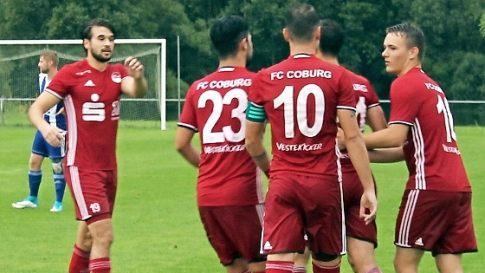 Lukas Mosert (Zweiter von rechts) wird immer wichtiger für den FC Coburg. Der Suhler in Diensten der "Vestekicker" erzielte beim 4:0-Auswärtssieg in Ebing erneut einen Doppelpack und schraubte sein Torkonto damit bereits auf acht Treffer. - Daniel Alles (links), Gökhan Sener (Nummer 23), Kapitän Calle Schiebel (10) und der schon nach vier Minuten für den verletzten Daniel Kimmel eingewechselte Jugendspieler Denis Kolb (rechts) waren die ersten Gratulanten. Fotos: Hartmut Guhling