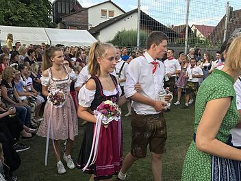 Aber fesch muss Sie sein und um neun Uhr daheim. Foto: Michael Busch