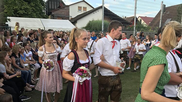 Aber fesch muss Sie sein und um neun Uhr daheim. Foto: Michael Busch