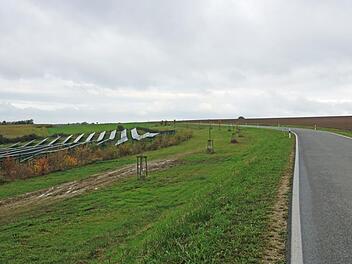 Links auf dem Foto ist der bestehende Solarpark zu erkennen, auf der anderen Seite der Kreisstraße soll der neue Solarpark II entstehen.Johannes Michel