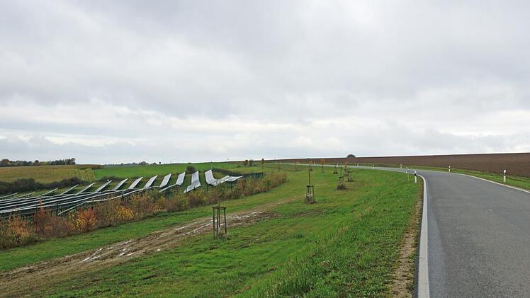 Links auf dem Foto ist der bestehende Solarpark zu erkennen, auf der anderen Seite der Kreisstraße soll der neue Solarpark II entstehen.Johannes Michel