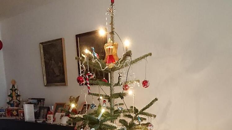 Edgar Friedmann: "Unser Weihnachtsbaum hat verschiedene Kugeln die nach und nach zusammengetragen wurden. Sie sind teilweise Erinnerungen und Jahrzehnte alt. Ein weißes Böckchen aus Lauscha ist was ganz besonderes, es hat die Flucht der Mutter aus Schlesien überstanden und wird in ehren gehalten."